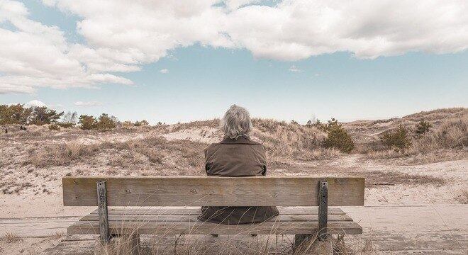 O risco de pressão alta é 33% maior em mulheres viúvas, mostra pesquisa