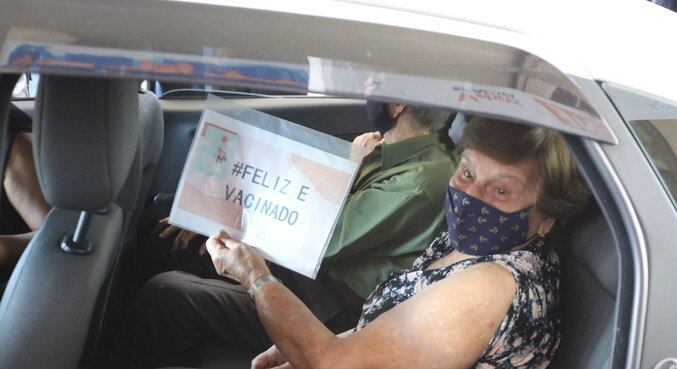 Idosos acima de 85 anos serão vacinados em drive-thrus de SP nesta quinta (11)