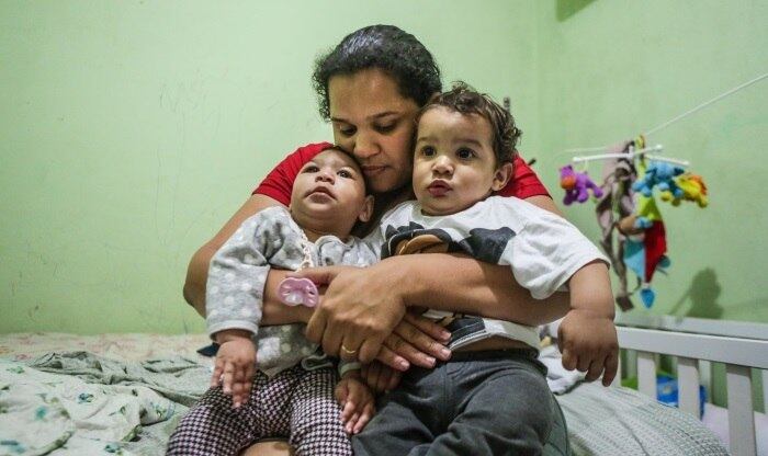 Jaqueline Jessica Silva de Oliveira a mãe dos gêmeos, Lucas e Laura. Laura, diferente de seu gêmeo, nasceu com microcefalia, que despertou a curiosidade dos médicos e cientistas
