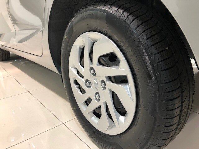 Pneus Pirelli aro 14 e calotas, uma das três disponíveis, e que imita o desenho de uma roda de liga