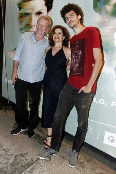 Debora Bloch também foi ao teatro com o pai, Jonas, e o filho, Hugo