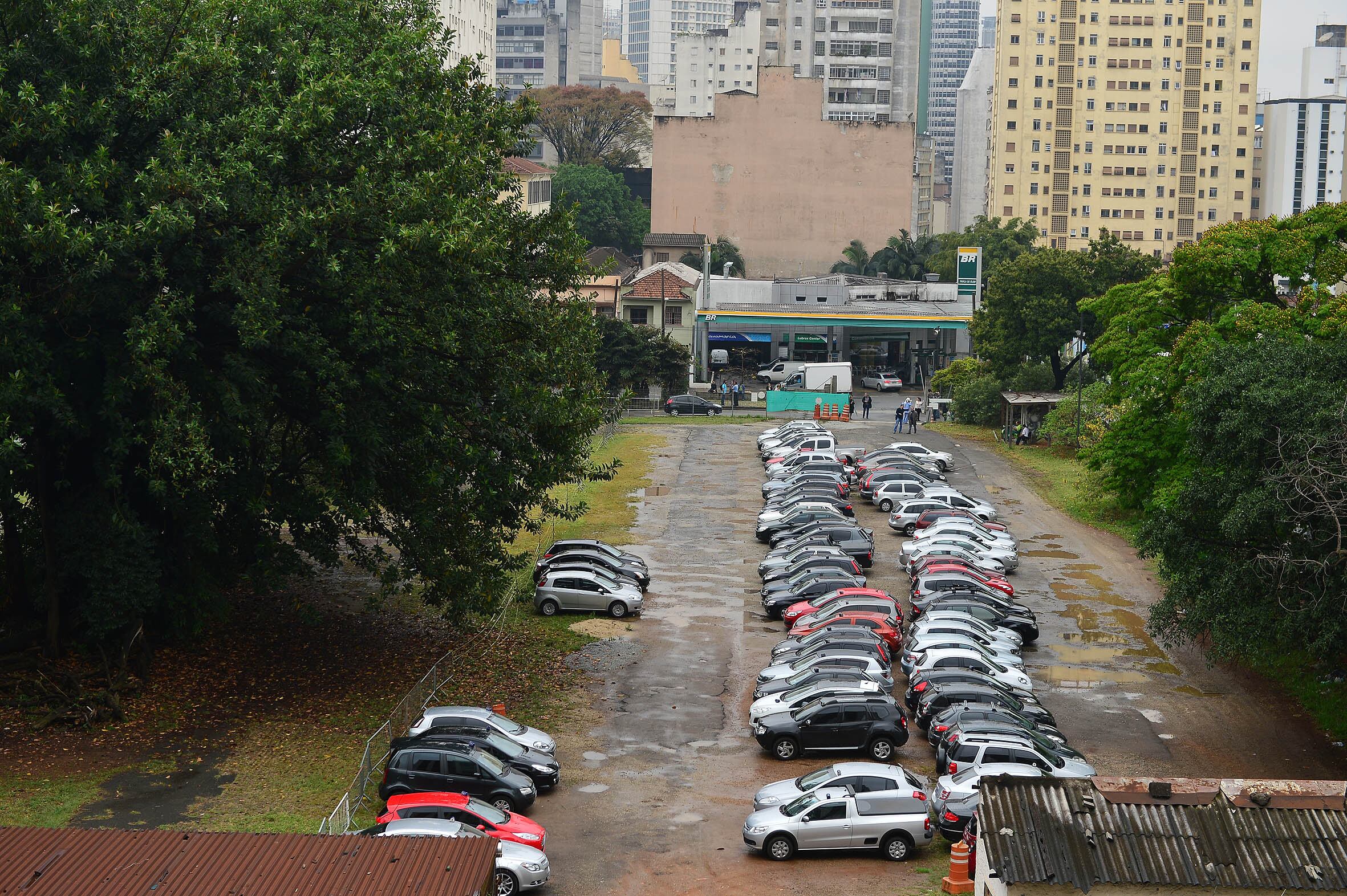 Atualmente, funcionam estacionamentos no terreno, que abriga vegetação da Mata Atlântica nativa