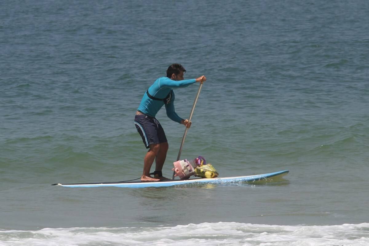 Bruno Gagliasso e Ricardo Pereira praticam stand up paddle na praia da Barra da Tijuca, no Rio