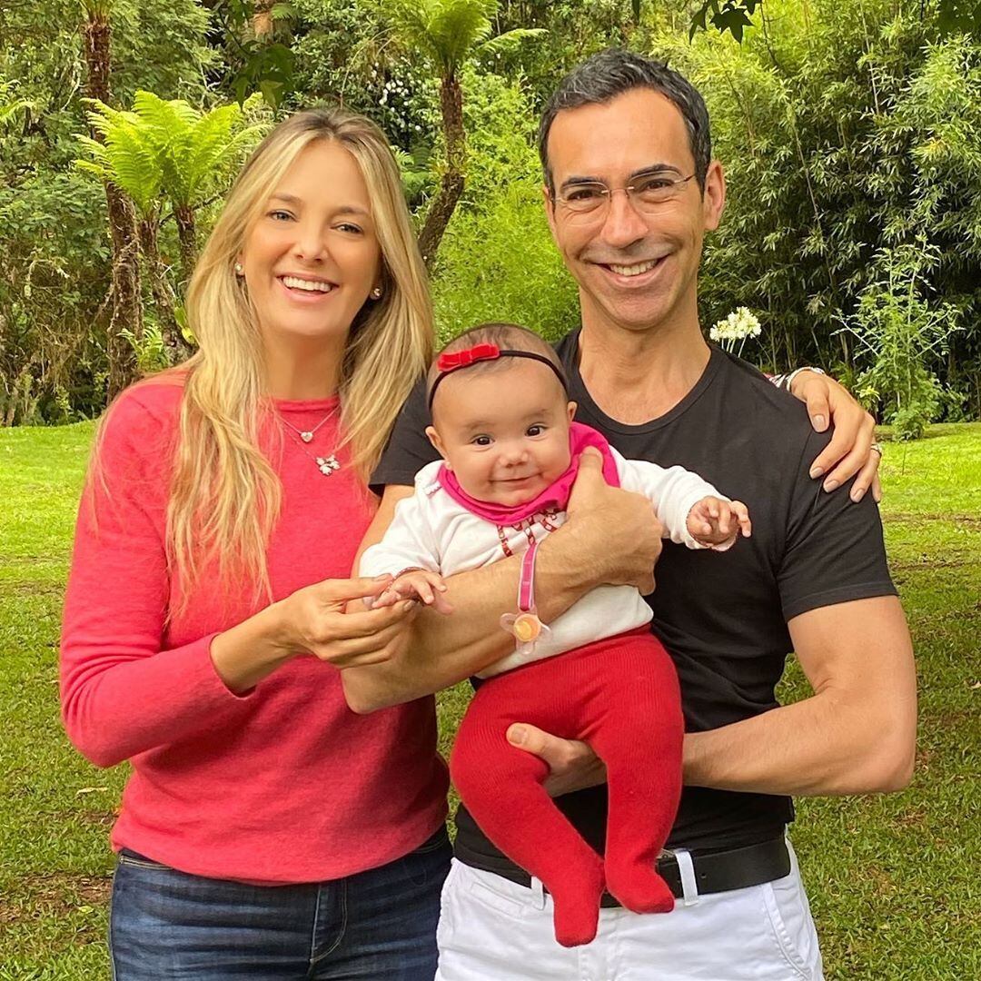 É grande a lista de bebês de celebridades brasileiras que nasceram em 2019. Este ano, diversos casais tiveram filhos e, claro, os 'pequenos' fizeram sucesso nas redes sociais. Um dos grandes destaques foi Manuella, primeira filha de Ticiane Pinheiro com o jornalista César Tralli.


Manuella nasceu no dia 12 de julho, pesando 3,5 kg e com 50 cm. Quem escolheu o nome da bebê foi a irmã mais velha, Rafaella Justus. Rafinha é fruto do antigo relacionamento da apresentadora da Record TV com Roberto Justus 