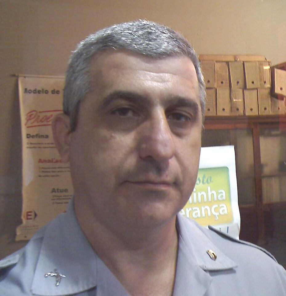 Um cabo da Polícia Militar, de 49
anos, foi morto com golpes de facão e de foice na noite da última segunda-feira
(4), na cidade de Rubiácea, interior de São Paulo. Os suspeitos foram presos e
confessaram o crime, que teria sido motivado por ciúmes  