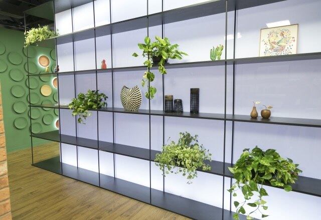 Os ambientes são totalmente integrados e com um visual moderno