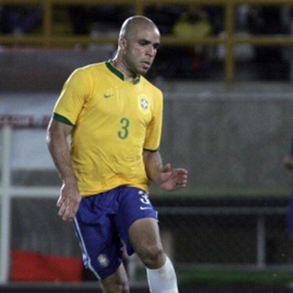 Alex era o zagueiro titular e defendia o Chelsea.