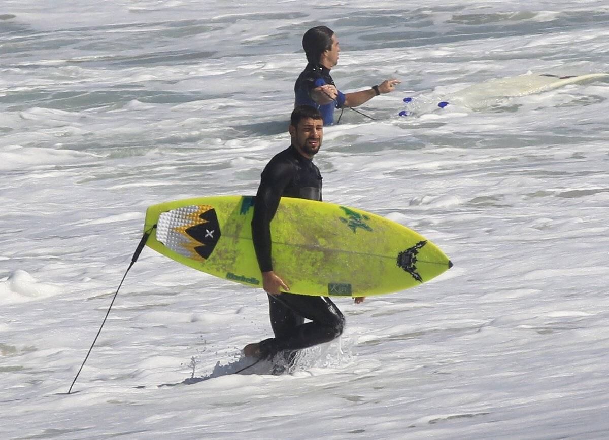 Cauã Reymond é fotografado em dia de surfe no Rio