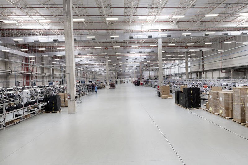 A fábrica foi construída em cerca de 8 meses e atende os padrões internacionais de qualidade da empresa e permite que a companhia fabrique seus servidores