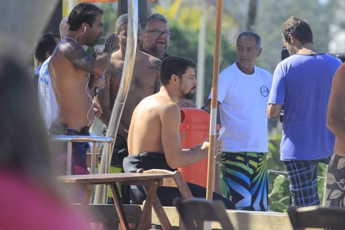 Cauã Reymond é fotografado em dia de surfe no Rio