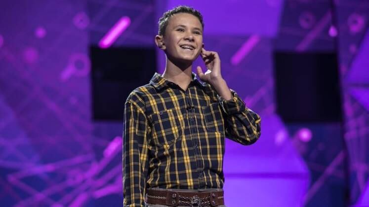João Victor Micuim foi aplaudido de pé ao cantar a música Dona, do Roupa Nova