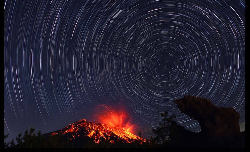 Sua série de fotografias do vulcão em erupção Sakurajima aparece ao lado de imagens de baías de águas tranquilas