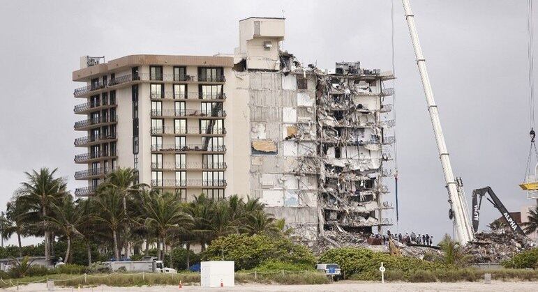 Danos na fundação do edifício podem ter causado a queda, diz professor