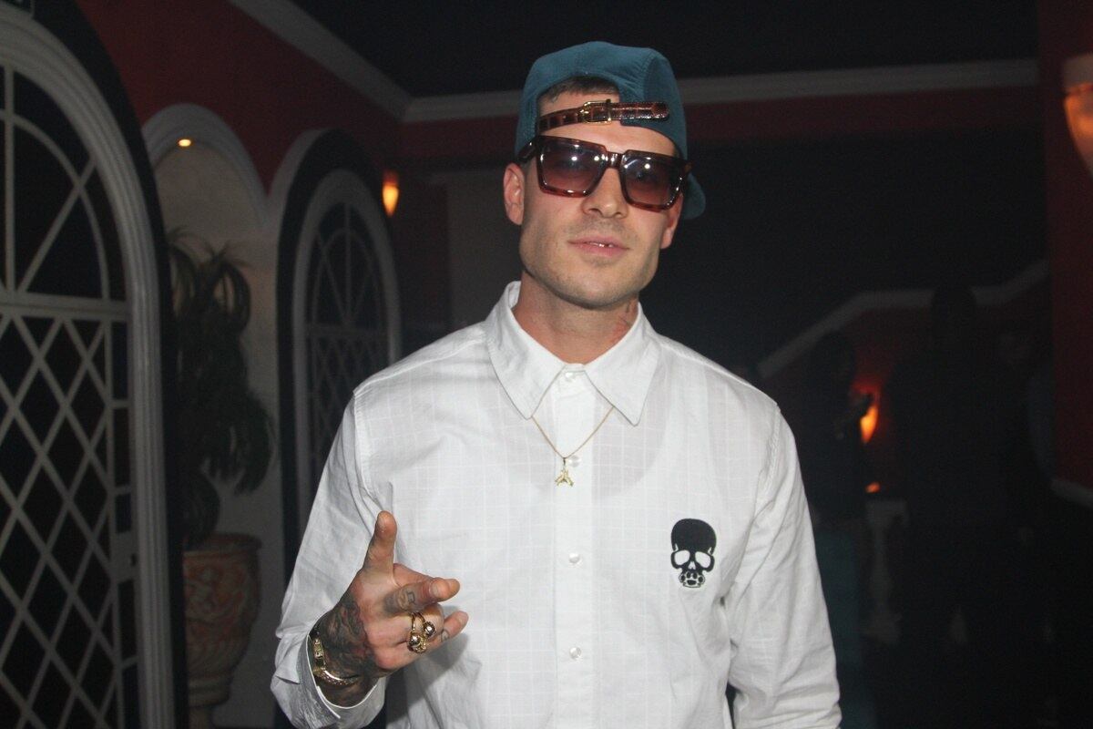 Logo após
anunciar o término do namoro com Bárbara Evans pelas redes sociais, Mateus
Verdelho correu para curtir sua vida de solteiro. Na noite da última
segunda-feira (28), o modelo se apresentou como DJ em uma boate da capital
paulista