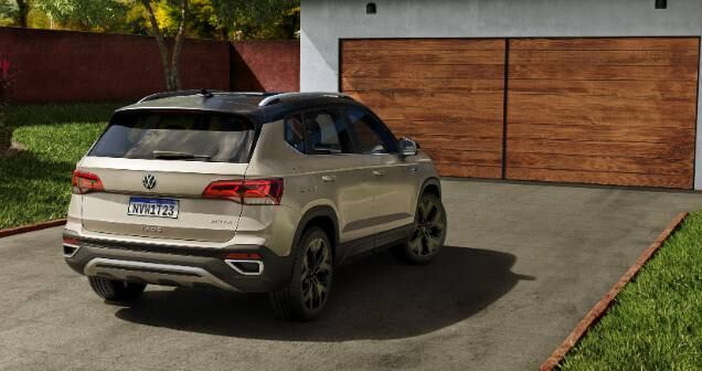 Traseira de corte quase retilíneo e lanternas ao estilo do tiguan com reforço de parachoques