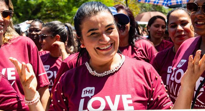 Simone Nakama foi ao evento em busca de um novo amor