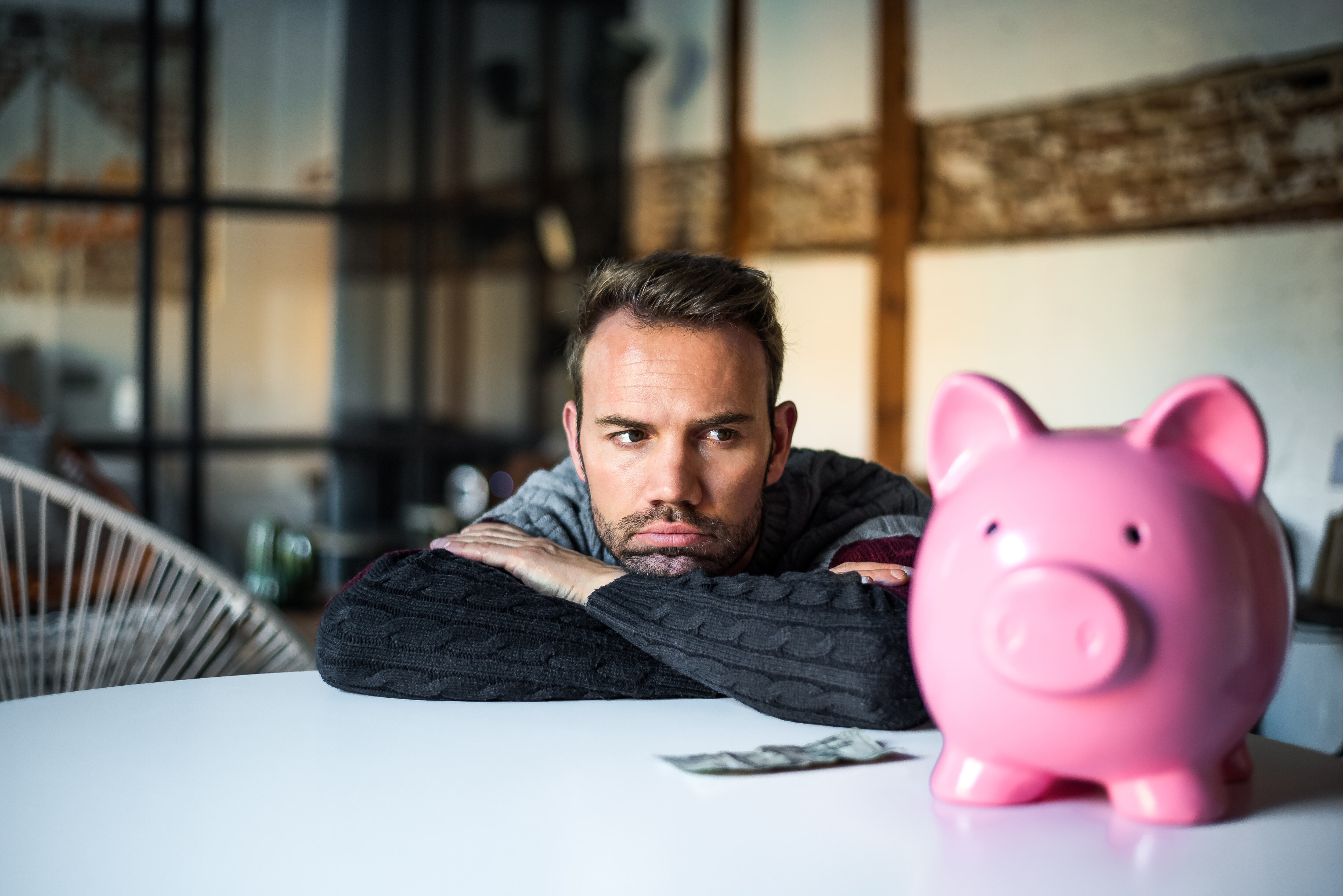 Descubra quem tem direito ao 13º salário, como calcular o valor, quais são os prazos de pagamento e o que fazer se a empresa não cumprir a lei