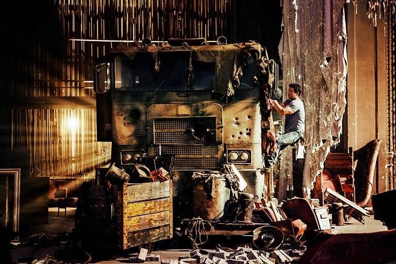 Cade entra na história após encontrar um caminhão velho que, na verdade, é o líder dos Autobots, Optimus Prime