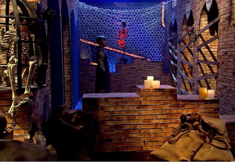 Para a próxima fase da Prova dos Homens, todas as portas têm ripas de madeira na frente