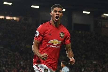 A resposta foi: ou rescide agora ou não precisa vir. Ele acabou ficando no Manchester United. Já o Barcelona segue sofrendo com seu ataque.