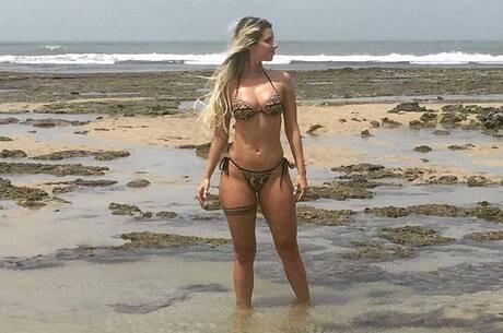 Cantora deixa internautas babando com foto de biquíni