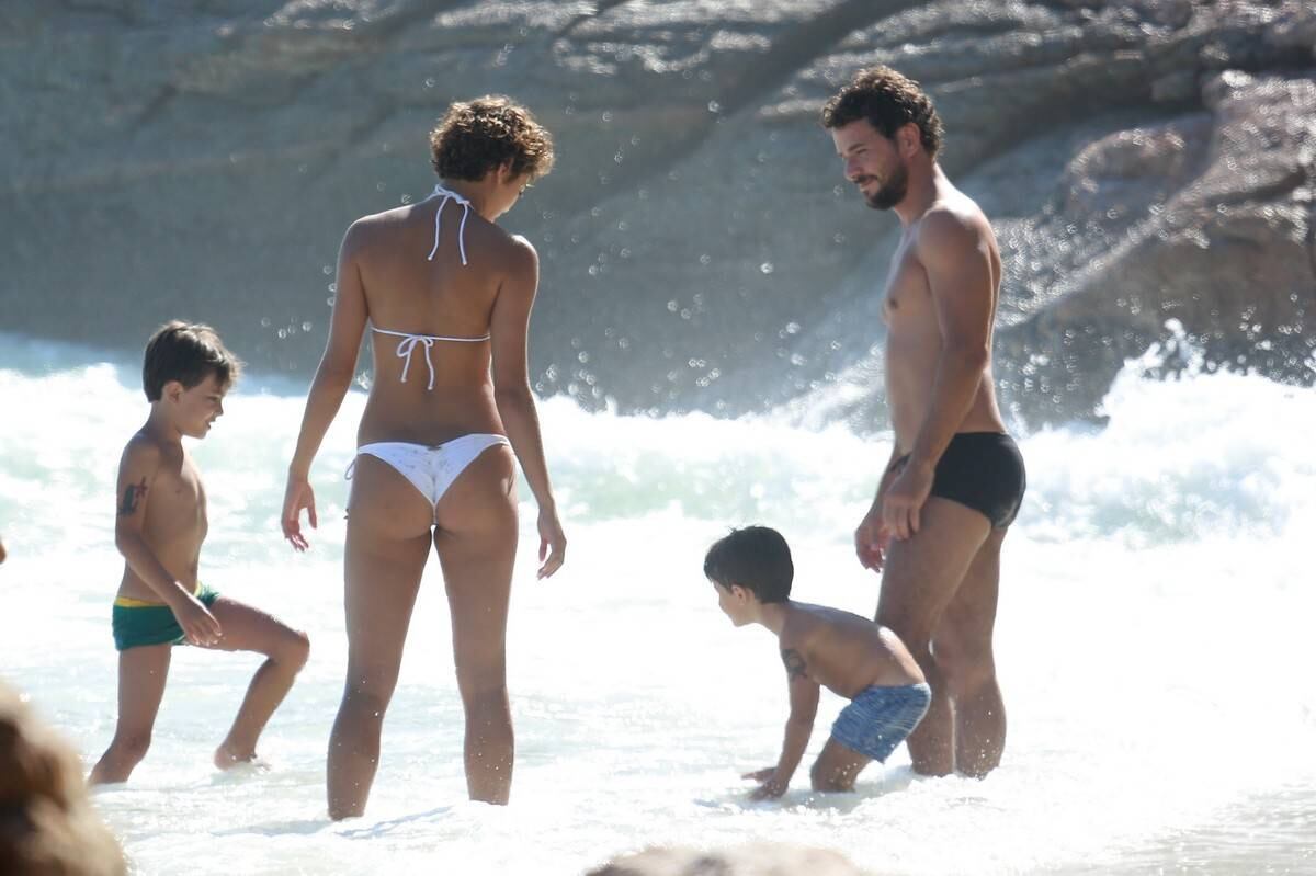 Sophie Charlotte e Daniel de Oliveira se divertem em praia com a família