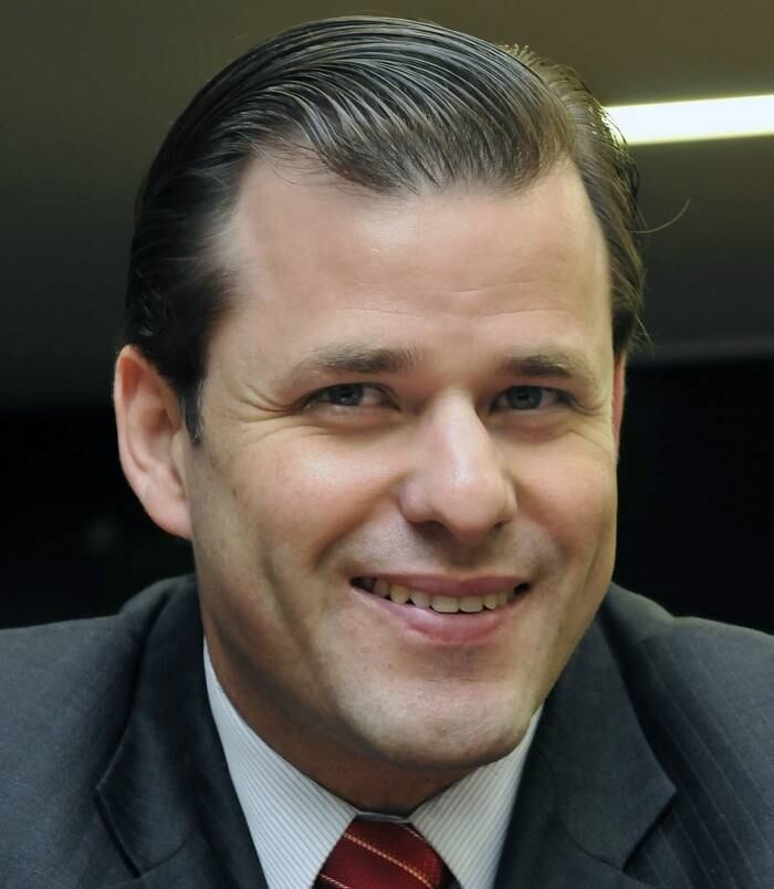 Outro na lista dos bonitões é Leonardo Quintão (PMDB-MG), deputado federal desde 2007. Em 2010, ele foi reeleito com 141.147 mil votos. Quintão tem 38 anos e nasceu em Taguatinga, no Distrito Federal, mas passou a vida inteira em Minas Gerais. Ele é o relator de um projeto polêmico na Câmara: o novo Código de Mineração