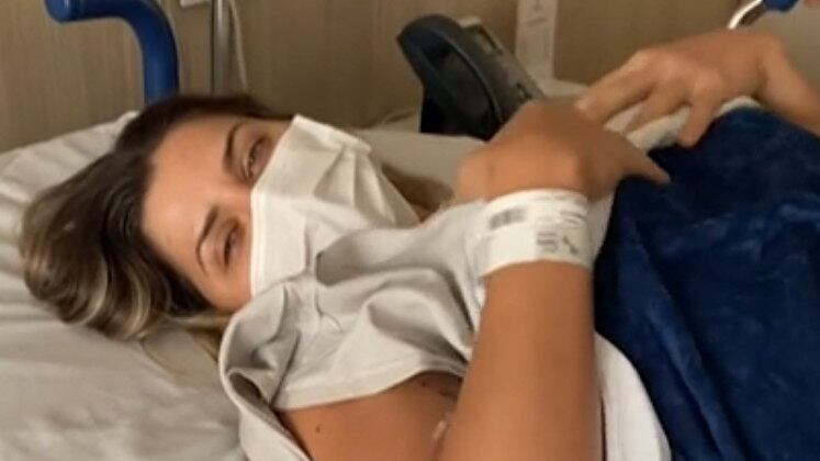 Em 2021, no entanto, ela passou a ter algumas complicações. O gel começou a se deslocar para a virilha, causando dores intensas, que a impossibilitava de se mexer