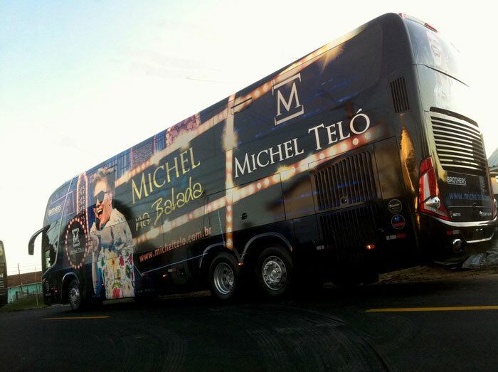 Para comprar o seu ônibus, o cantor Michel Teló precisaria fazer pelo
menos três shows de R$ 350 mil cada. Mas isso não seria problema para um
cantor que, em 2011, fez cerca de 240 shows. Lembrando que o cantor não
fica com toda essa grana. Há custos pesados com empregados,
equipamentos, impostos, entre outros