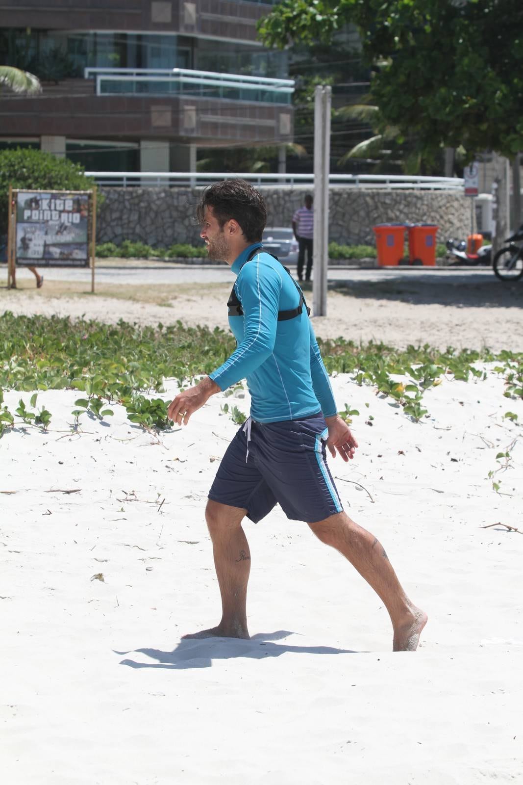 Bruno Gagliasso e Ricardo Pereira praticam stand up paddle na praia da Barra da Tijuca, no Rio