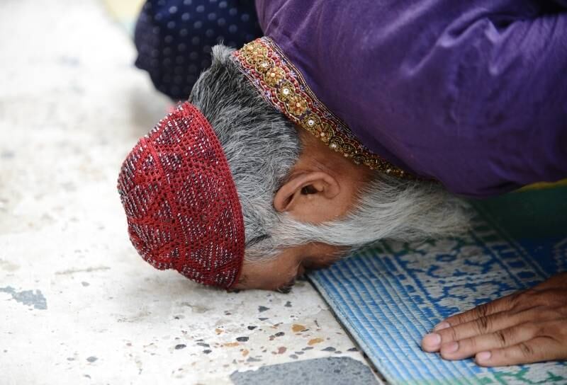 Em Ahmedabad , na Índia,
muçulmano participa de série de orações em homenagem aos trabalhadores indianos
sequestrados no Iraque