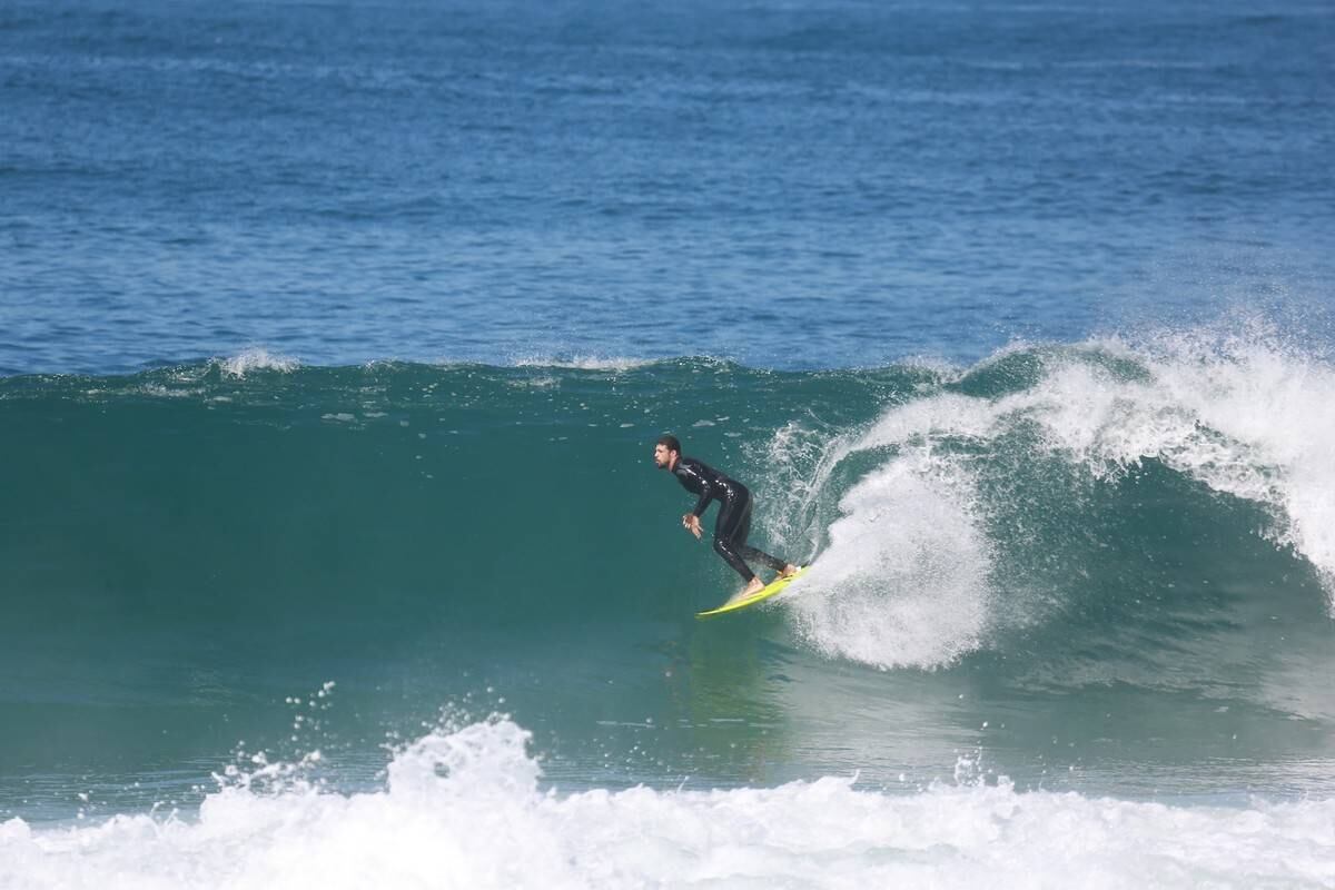 Cauã Reymond surfou no Recreio dos Bandeirantes nesta segunda-feira (21)