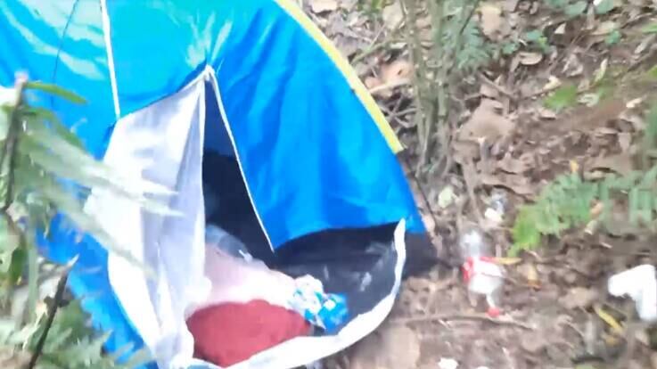 Após ser finalmente capturado pela polícia em um hotel
onde tentava se esconder, Josenildo foi levado para a área de mata na qual manteve
sua última vítima, Graziela. Em ambiente insalubre e completamente isolado, ele
cometeu diversas atrocidades com a criança