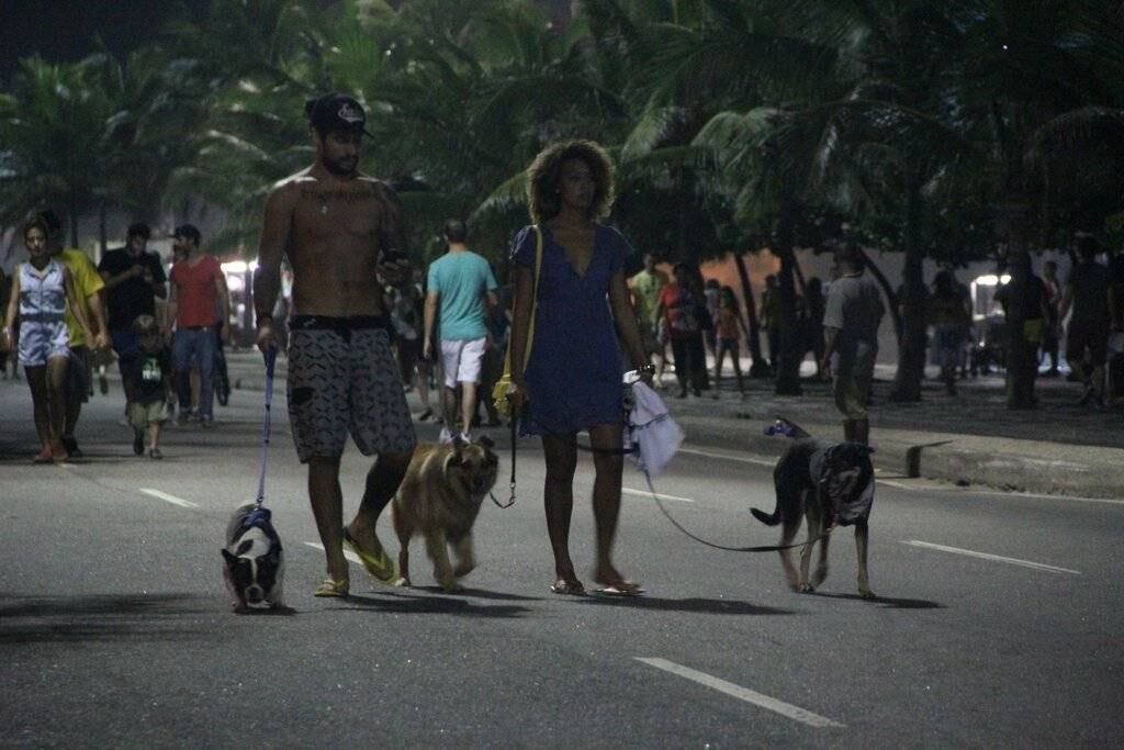 Sheron Menezzes aproveitou o final de tarde deste domingo (29) para caminhar com o namorado e seus três cachorros em Ipanema, no Rio de Janeiro
