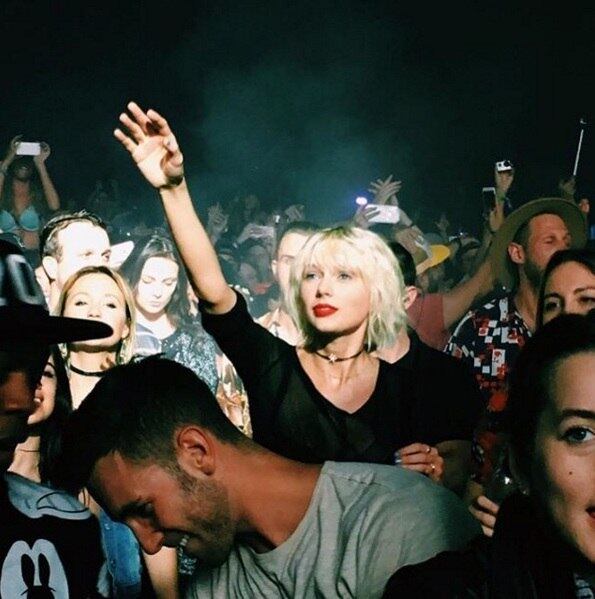 Taylor Swift só pensa em curtir, curtir, curtir. A cantora, sempre tida como um exemplo de recato e organização no mundo das musas pop, finalmente está de férias e não sabe o que irá fazer daqui em diante. Pelo menos, no que diz respeito ao trabalho. Em entrevista à revista Vogue americana, a namorada de Calvin Harris contou que esta é a primeira vez em que ela não tem grandes planos para o futuro. Ou seja, a agenda está aberta para a curtição sem fim.

Para começar, a cantora mudou radicalmente o visual, adotando os fios platinados. E ela estreou o novo look no Coachella, festival mais badalado dos Estados Unidos, onde babou pelo namorado, Calvin Harris. Confira, nas próximas fotos, tudo o que Tay Tay está fazendo em seu tempo livre

Acesse o R7 Play e assista à programação da Record quando quiser