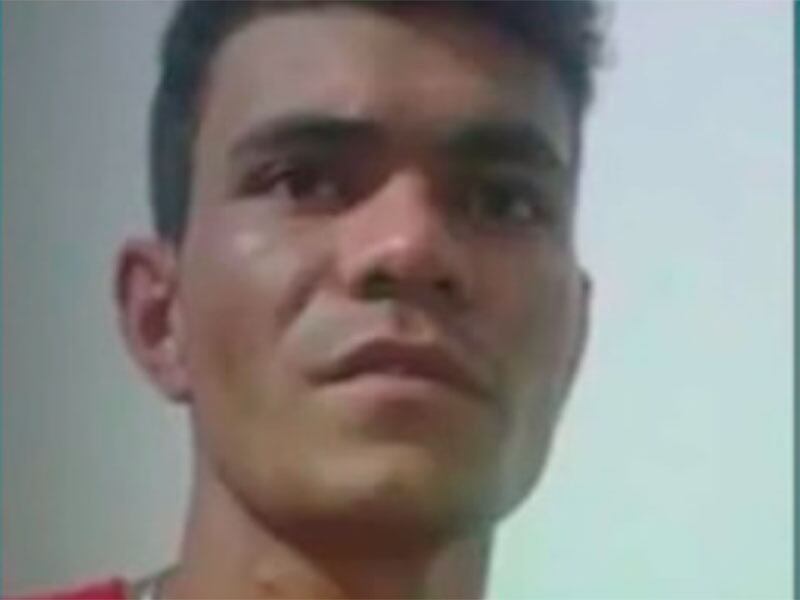 Um homem de 26 anos foi preso após matar a ex-namorada, de 14,
no município de Tremendal, localizado a 600 km de Salvador, após ela se recusar
a ir a uma pizzaria com ele. Carlos Henrique Barreto Santos confessou o crime à
polícia
Experimente grátis toda a programação da Record no R7 Play
