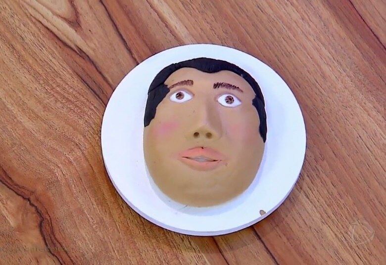 Manu também ficou um pouco envergonhada ao entregar sua escultura. "Está muito ruim, lamento", ponderou Buddy, que se absteve de fazer outros comentários