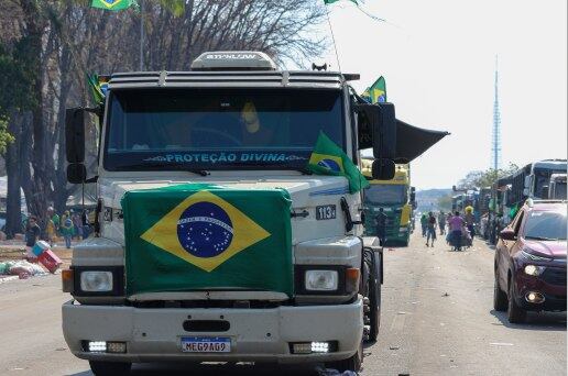 DF - BRASÍLIA/ATOS PRÓ 7 DE SETEMBRO - POLÍTICA - Caminhoneiros permanecem ocupando parte da Esplanada dos Ministérios mesmo após fim do ato de protesto de 7 de setembro. 07/09/2021 - Foto: LUIZ SOUZA/FOTOARENA/FOTOARENA/ESTADÃO CONTEÚDO