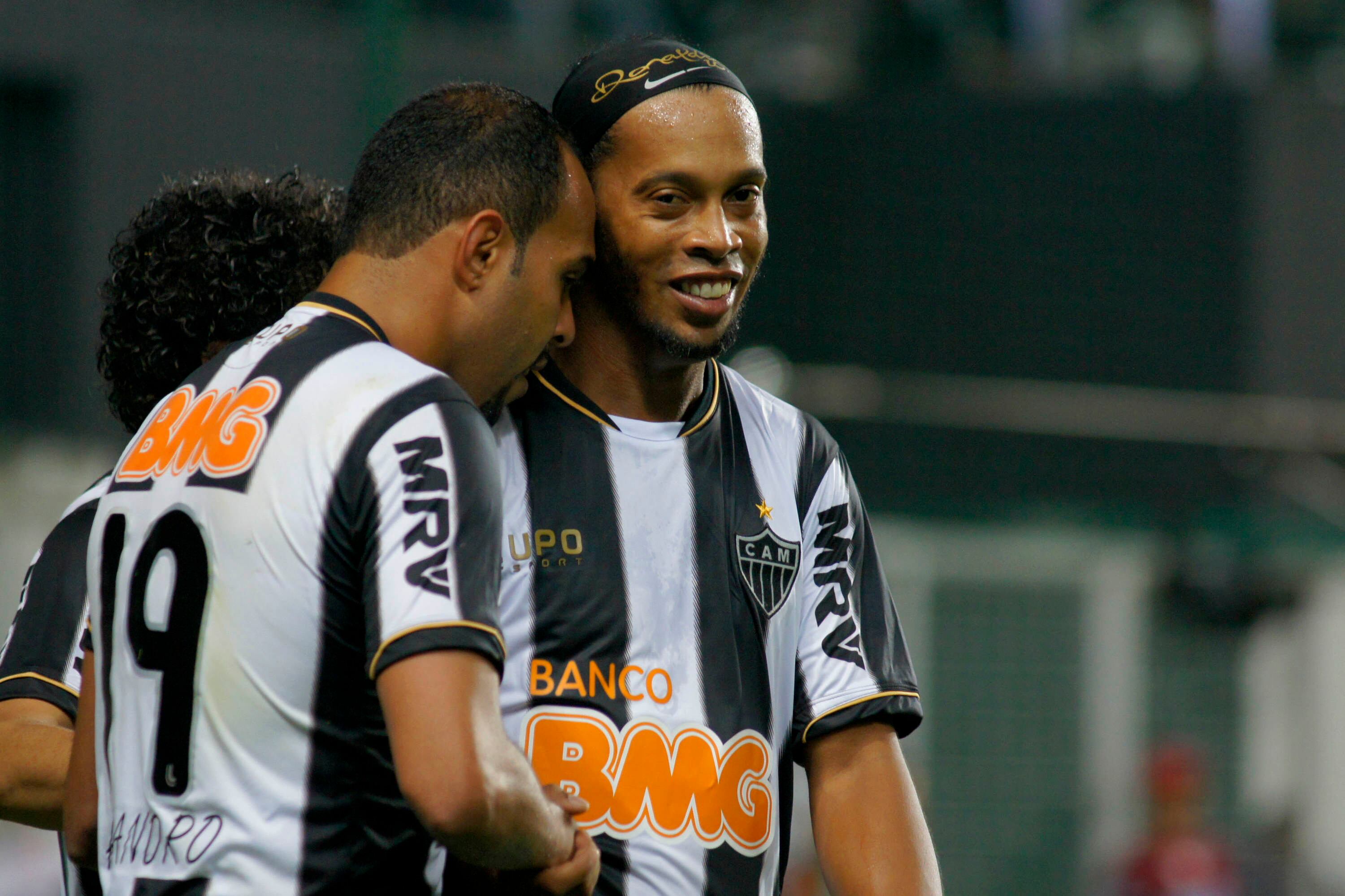 

Na vitória contra o Bahia, Ronaldinho Gaúcho exibiu seu novo
sorriso após passar por uma cirurgia para correção da gengiva e clarear os
dentes.



A mudança estética do craque foi elogiada por suas amigas famosas. Veja

