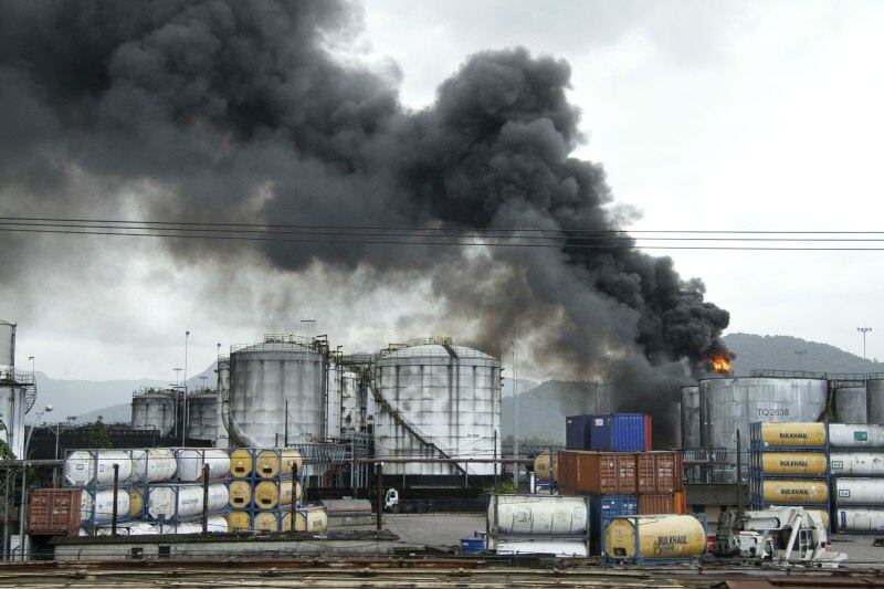 Mais de 200 homens do Corpo de Bombeiros trabalham para combater o fogo. A Defesa Civil tem um plano de urgência em caso de vazamento de fumaça tóxica. Um levantamento diz que, aproximadamente, 400 pessoas seriam removidas da região da Alemoa caso isso aconteça. O incêndio é considerado o pior do ramo industrial da história do País 