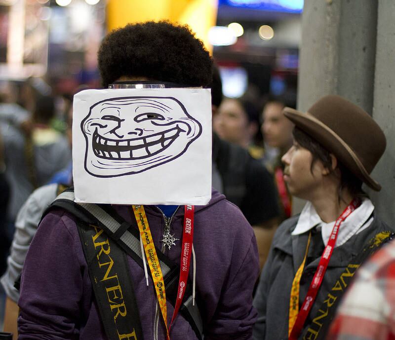 Ler comentários só pela diversão
Às vezes um vídeo ou
uma matéria em um site de notícias valem o clique apenas pelos
comentários. Brigas, ignorância, bizarrices, boas sacadas. O problema é
que, do mesmo jeito que a gente dá risada com uns, tem uns que são tão
idiotas que a gente fica com raiva