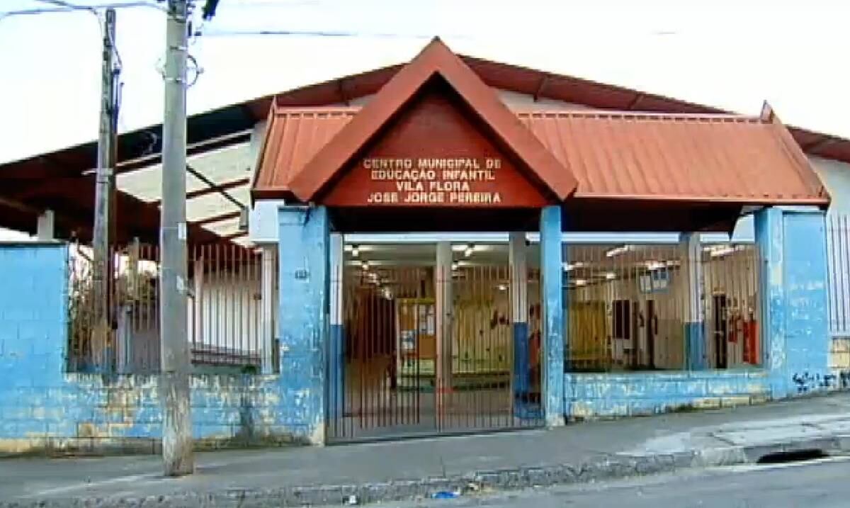 Escola funciona ao lado de terreno contaminado