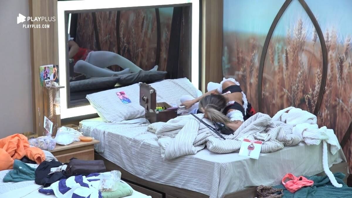 Conversa com espelhos

Hari Almeida bebeu além da conta e resolveu conversar com o espelho. "Tem que pentear os cabelos. Quem é feliz, penteia os cabelos. Quem não é, não penteia", afirmou a peoa. Ela ainda caiu na cama e teve dificuldades para se levantar novamente