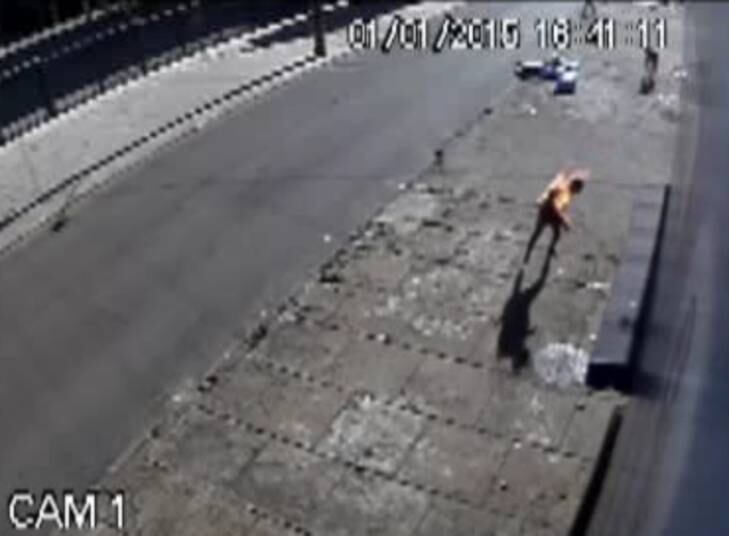 Três moradores de rua tiveram os corpos queimados em janeiro deste ano. As vítimas ficaram com ferimentos graves. O crime aconteceu em janeiro deste ano. Imagens de uma das vítimas correndo com o corpo em chamas foram captadas por uma câmera de segurança. Veja as imagens deste caso


