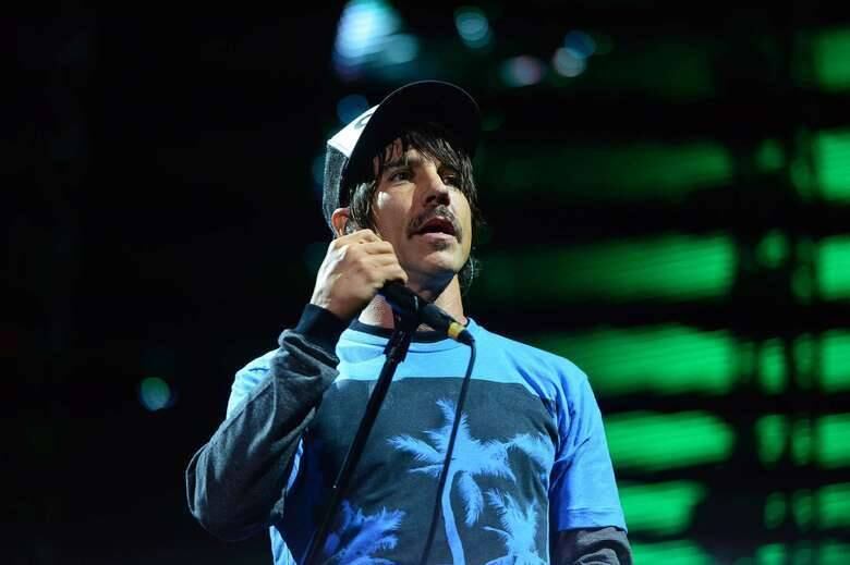 O Red Hot Chilli Peppers se apresentou na Arena Anhembi em
São Paulo com a abertura da banda Yeah Yeah Yeahs. O grupo californiano exibiu
os maiores hits da carreira