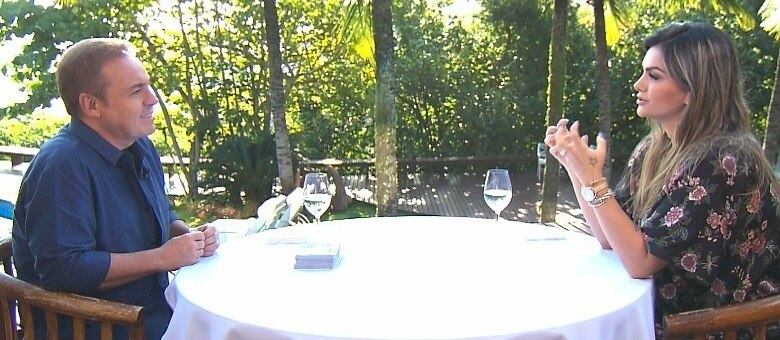 Cantora revela os segredos da maternidade com o apresentador