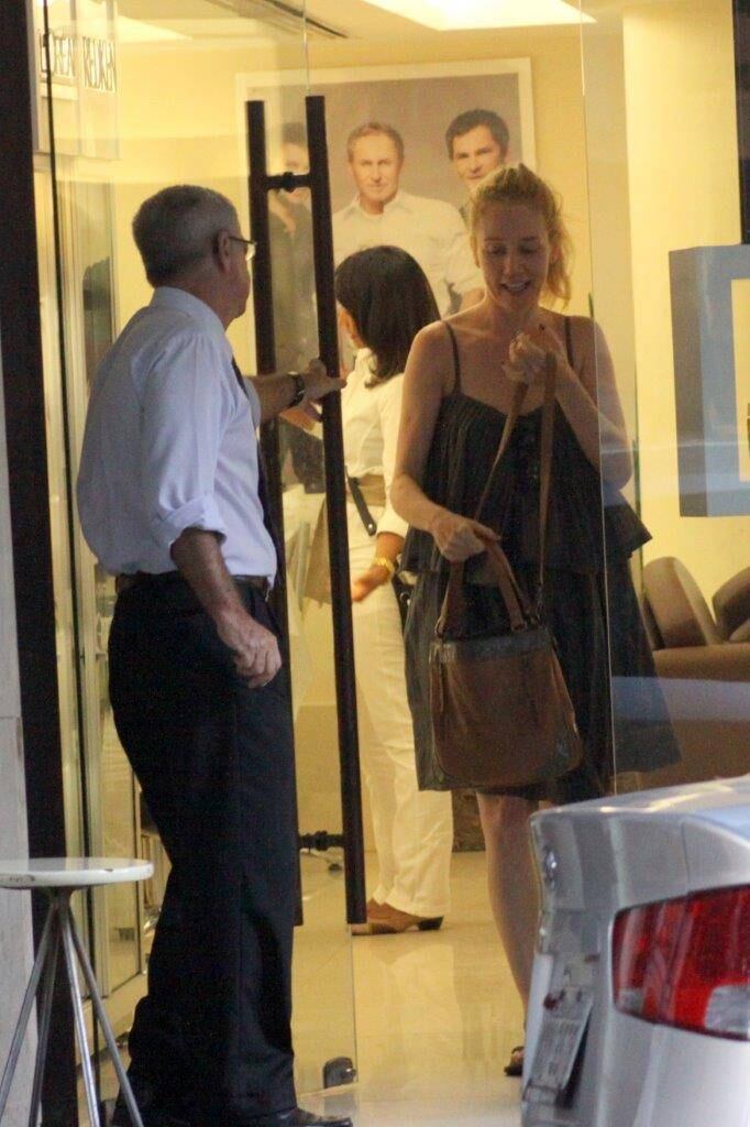 

Camila
Morgado aproveitou a última terça-feira (7) para ir ao salão de beleza e fazer
compras. Mas, a atriz aparentava um semblante de cansaço.

Primeiro, ela esteve no salão. Porém, ela não
mexeu nos cabelos