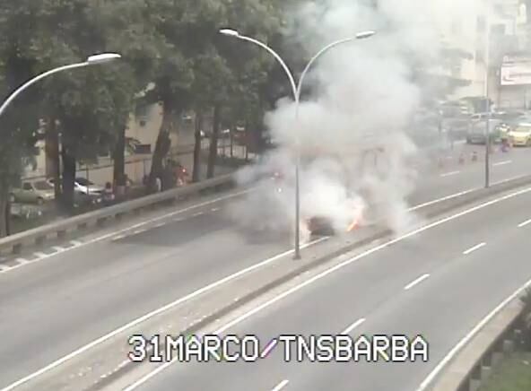 Incêndio em carro interditou viaduto 31 de Março, no centro