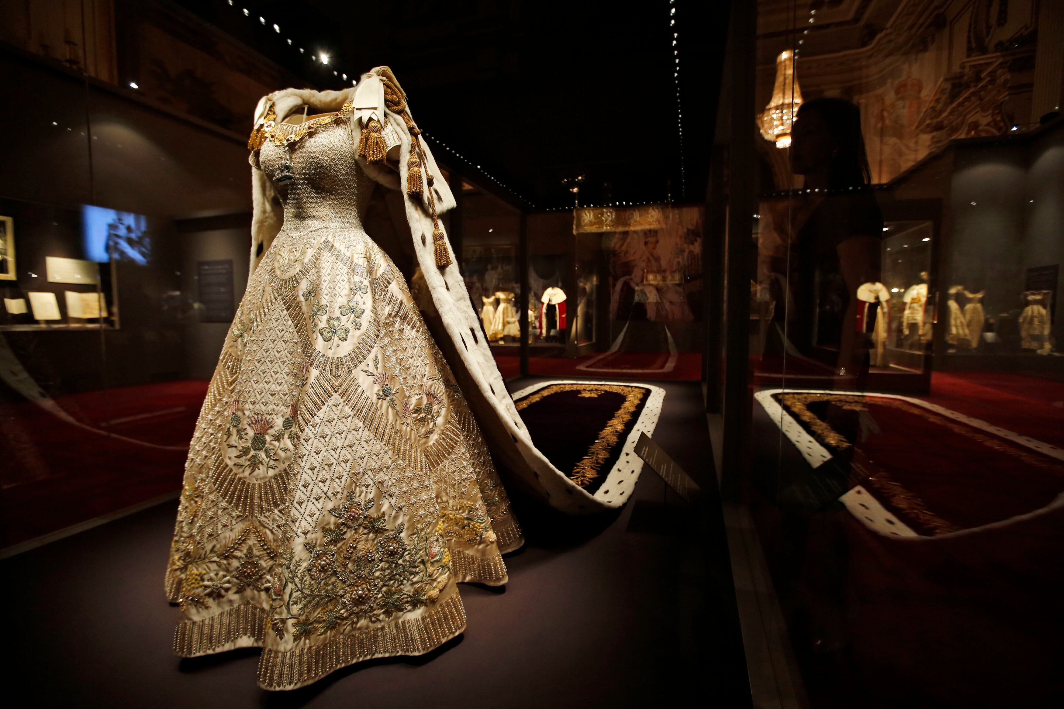 vestido rainha coroação