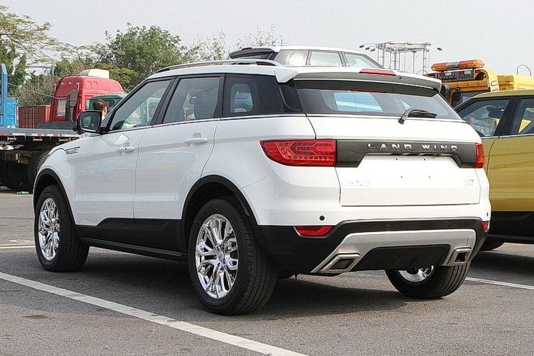 A cópia também traz as inscrições da carroceria e no nome Land Wind, posicionado no mesmo lugar do Land Rover